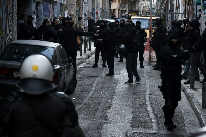 Exarcheia; Exarchia; police; squats; ΕΛΑΣ; Εξάρχεια; αστυνομία; αστυνομική επιχείρηση; επέμβαση; επιχείρηση; καταλήψεις;