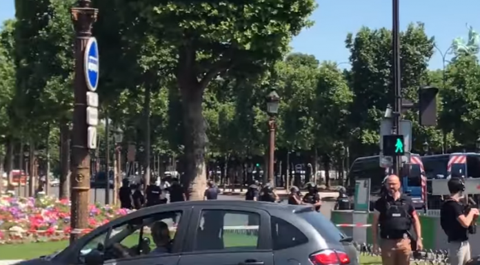 Πανικός στο Παρίσι: Αυτοκίνητο έπεσε πάνω σε βαν αστυνομικών (Βίντεο)