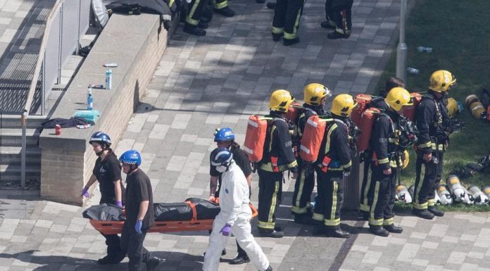 Δραματικές οι εξελίξεις στο Λονδίνο- Έφτασαν τους 79 οι νεκροί και συνεχώς αυξάνονται