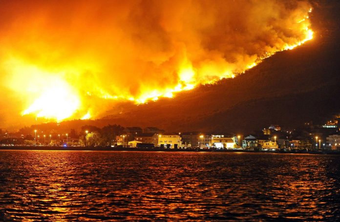Συναγερμός στη Γαλλία: Απομακρύνονται 10.000 άνθρωποι λόγω των πυρκαγιών (photos & vid)