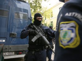 Χειροπέδες σε 55χρονο που έστελνε φακέλους με σφαίρες σε πολιτικούς