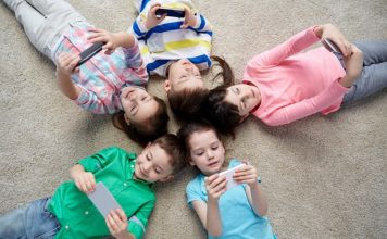 Τα παιδιά με κινητό και tablet κολλάνε πιο εύκολα ψείρες