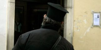 Παλαιά Φώκαια: 39χρονος παπάς “ευλογούσε” ανήλικο με άσεμνες φωτογραφίες