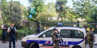 Χαμός στο Παρίσι: Ανθρωποκυνηγητό για τον εντοπισμό του αγνώστου που χτύπησε στρατιώτες (pics)
