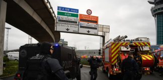 Συνελήφθη με πυροβολισμούς ο οδηγός που τραυμάτισε τους στρατιώτες στο Παρίσι