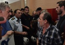 Οι πλειστηριασμοί ξεκίνησαν: Η κυβέρνηση έστειλε ΜΑΤ στο Ειρηνοδικείο