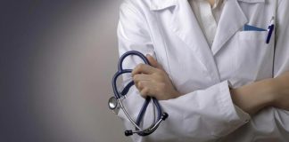 Γαλλία: Γιατρός ανάγκαζε τους ασθενείς του να γλύφουν τα πόδια του!
