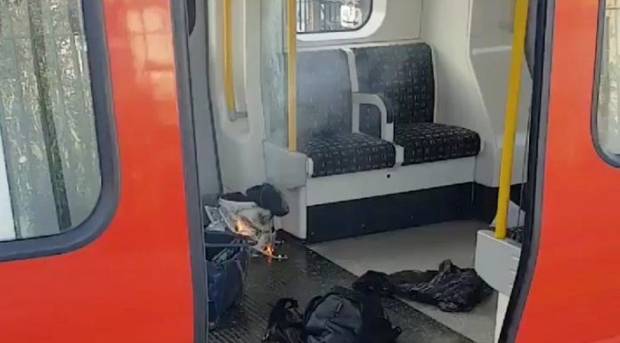 Ωρολογιακή βόμβα προκάλεσε την έκρηξη στο τρένο του Λονδίνου