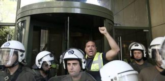“Μπούκαραν” οι μεταλλωρύχοι στο υπουργείο Περιβάλλοντος σπάζοντας την πόρτα!