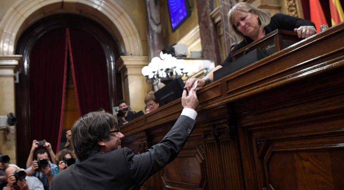 Κήρυξε τον πόλεμο στη Μαδρίτη η Καταλονία – Το Κοινοβούλιο ενέκρινε το ψήφισμα ανεξαρτησίας! (video)