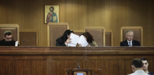 Καταδίκη σε δύο πρώην υπαλλήλους του ΕΟΤ για “φακελάκια”