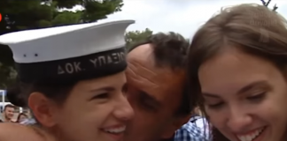 Δάκρυα χαράς για τις τετράδυμες αριστούχες στην ορκωμοσία της ΣΜΥΝ (Βίντεο)
