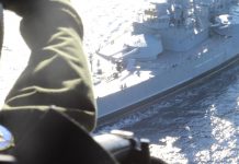 Η συγκλονιστική στιγμή που Σινούκ συναντά το θωρηκτό Αβέρωφ στο Αιγαίο (εικόνες)