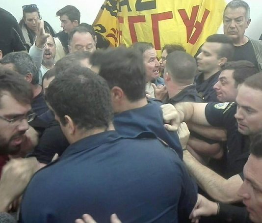 Επεισόδια στο Ειρηνοδικείο για τους πλειστηριασμούς – Στα χέρια αστυνομία με μέλη της ΛΑΕ (pics & video)