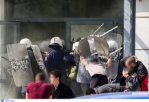 Ξύλο έπεσε μεταξύ φοιτητών με ΜΑΤ έξω από το υπουργείο Παιδείας (pics)