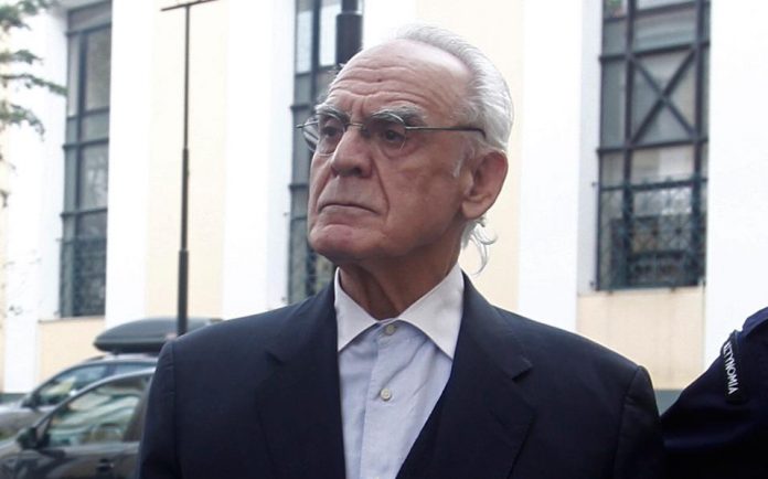 Με τη δέσμευση της περιουσίας του Άκη Τσοχατζόπουλου και την επιδίκαση αποζημίωσης του Δημοσίου με ποσό 1.570.000 ευρώ, εκ των οποίων το 1 εκατομμύριο «χρεώθηκε» στον πρώην υπουργό, ολοκληρώθηκε η τελεσίδικη ετυμηγορία της δικαιοσύνης για τις «χρυσές μίζες» από εξοπλιστικά προγράμματα.