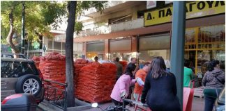 Ουρές στο κέντρο της Αθήνας για ένα τσουβάλι πατάτες (pics & video) Πατάτες