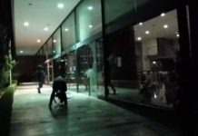 Μέλη του Ρουβίκωνα βανδάλισαν με βαριοπούλες κτίριο του υπουργείου Οικονομικών (video)