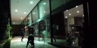 Μέλη του Ρουβίκωνα βανδάλισαν με βαριοπούλες κτίριο του υπουργείου Οικονομικών (video)