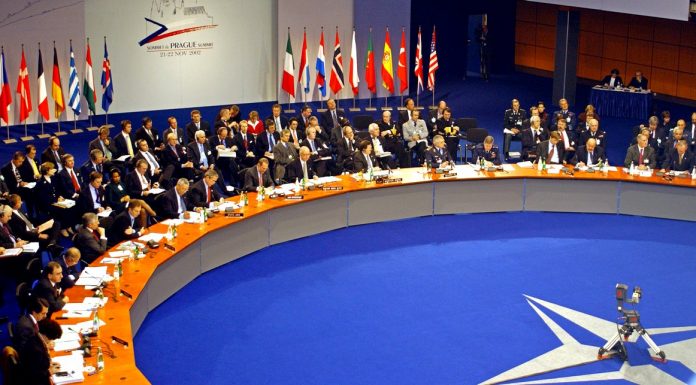 Προειδοποιεί το ΝΑΤΟ την Τουρκία: “Θα έχει συνέπειες η αγορά των S-400 από τη Ρωσία”