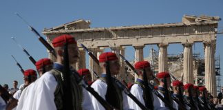 Πλημμύρισε από τσολιάδες η Ακρόπολη – Δείτε σπάνιες εικόνες
