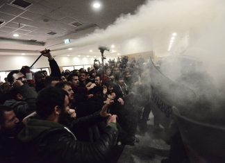 Άγριο ξύλο με τραυματίες στο Ειρηνοδικείο ανάμεσα σε ΜΑΤ και μέλη κινημάτων κατά των πλειστηριασμών