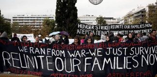 «Mama Merkel, open the doors!» κραύγαζαν πρόσφυγες έξω από τη γερμανική πρεσβεία στην Αθήνα (pics)