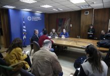 Μέλη του ΠΑΜΕ κατέλαβαν το υπ. Εργασίας και έβγαλαν την Ευρωπαϊκή σημαία
