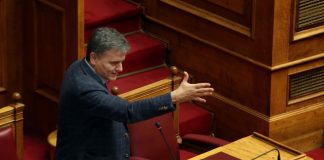 Τσακαλώτος: Καμία «οικογενειακή ευθύνη» για τις δραστηριότητες του ξαδέλφου μου