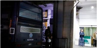 Εντόπισαν το Ι.Χ. που πήγε να πατήσει αστυνομικούς έξω από τα γραφεία του ΠΑΣΟΚ ΠΑΣΟΚ