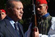 Πανικός με τους Εύζωνες που κοιτούν τον Ερντογάν με… μισό μάτι! (Εικόνες)
