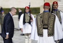 Ανατριχίλα: Οι Ευέλπιδες έψαλαν τον Εθνικό Ύμνο μπροστά στον Ερντογάν (Βίντεο)