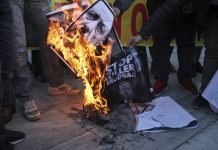Πορεία Κούρδων στην Αθήνα – Έκαψαν αφίσες με τον Ερντογάν