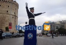 Ο τροχονόμος επιστρέφει με το βαρέλι του στον Λευκό Πύργο