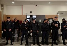 Νέα ένταση έξω από το Ειρηνοδικείο – ΜΑΤ έχουν φράξει την είσοδο στο κτήριο
