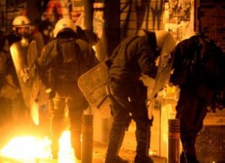 “Πύρινα” κάλαντα είπαν κουκουλοφόροι σε ΜΑΤ στα Εξάρχεια