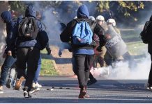 Πέτρες και δακρυγόνα στη μαθητική πορεία για τον Αλέξανδρο Γρηγορόπουλο – Χαμός στα Προπύλαια (pics) Πέτρες