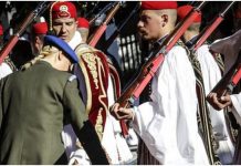 Η ξανθιά στο άγημα που έκλεψε τις εντυπώσεις – “Σούζα” μπροστά της οι τσολιάδες της Προεδρικής Φρουράς! (pics) Προεδρική Φρουρά