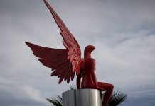 Απίστευτο! “Γκρέμισαν” τον Κόκκινο Άγγελο στο Π. Φάληρο – Τον έδεσαν με σχοινιά και τον τράβηξαν με φορτηγό (pics) Phylax