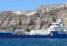 Αποκολλήθηκε το δεξαμενόπλοιο που προσάραξε το πρωί στο λιμάνι των Ψαρών Δεξαμενόπλοιο