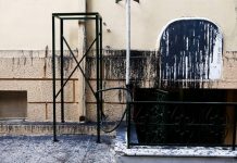 Κουκουλοφόροι βανδάλισαν εκκλησία επειδή αθωώθηκε ο Αμβρόσιος (Εικόνες)