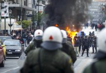 Σοβαρά επεισόδια πριν από ομιλία Τσακαλώτου στον Πειραιά – Τα έσπασαν οπαδοί του Ολυμπιακού