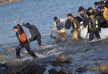 Spiegel: Έτσι οι διακινητές εκμεταλλεύονται τα ελληνικά νησιά