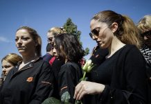 Με την στολή εργασίας οι εργαζόμενοι στην κηδεία του Σκλαβενίτη