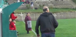 Επικές στιγμές στην Ήπειρο: Γιαγιά “εισβάλει” με το τσεμπέρι και την ποδιά σε γήπεδο (Βίντεο απόλαυση)
