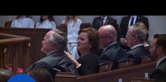 “Λύγισε” ο πρώην πλανητάρχης – Τα κλάματα του Τζορτζ Μπους στην κηδεία της συζύγου του Μπάρμπαρα