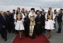 Το Άγιο Φως έφτασε στην Ελλάδα με κάθε επισημότητα (Εικόνες και βίντεο)