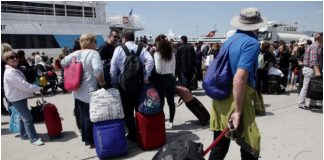 Επιβιβάστηκαν σε άλλο πλοίο οι επιβάτες του “Champion jet 2” Champion jet 2