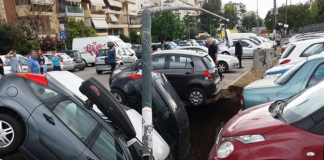 “Άνοιξε” η γη στον Ταύρο και “κατάπιε” αυτοκίνητα (Εικόνες)