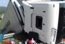 Ανατροπή νταλίκας με Τούρκο οδηγό στην Ιόνια Οδό (Εικόνες)